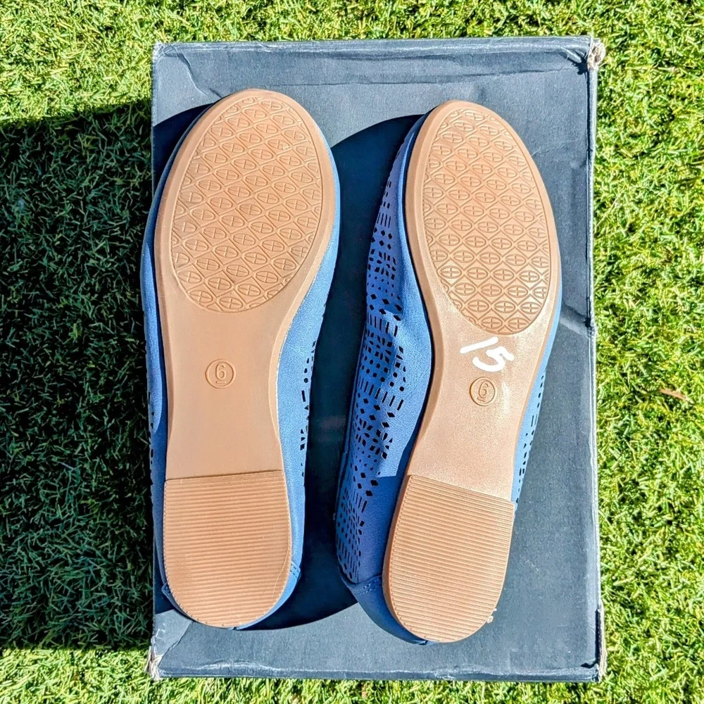 White Mt. Santina Blue Sz 6M Womens Rubber Sole Flats Geometric Round Toe Shoes - Picture 3 of 5